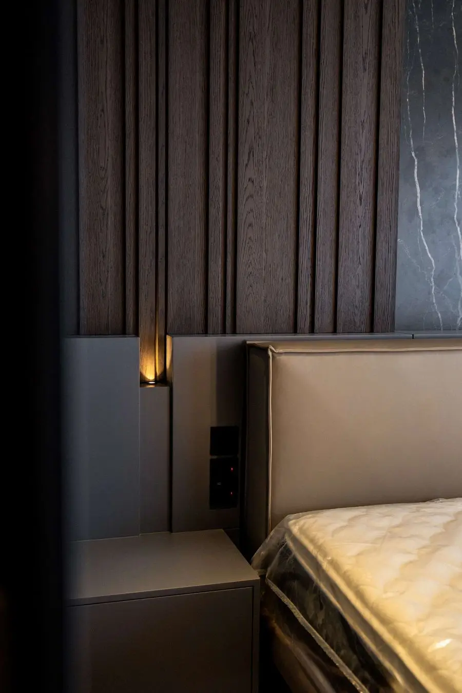Bedroom with a dark fluted wall