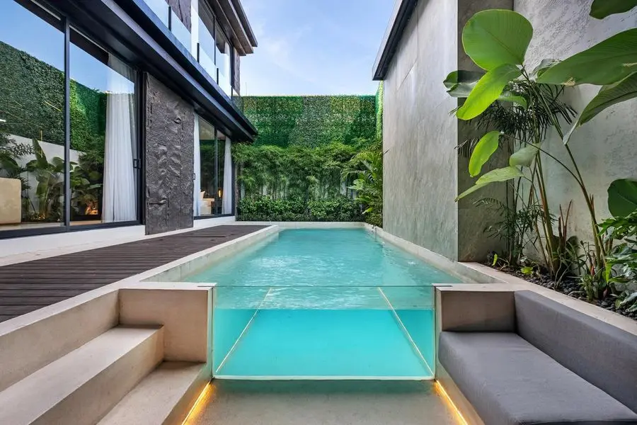 Pool with a glass side wall and built-in seating