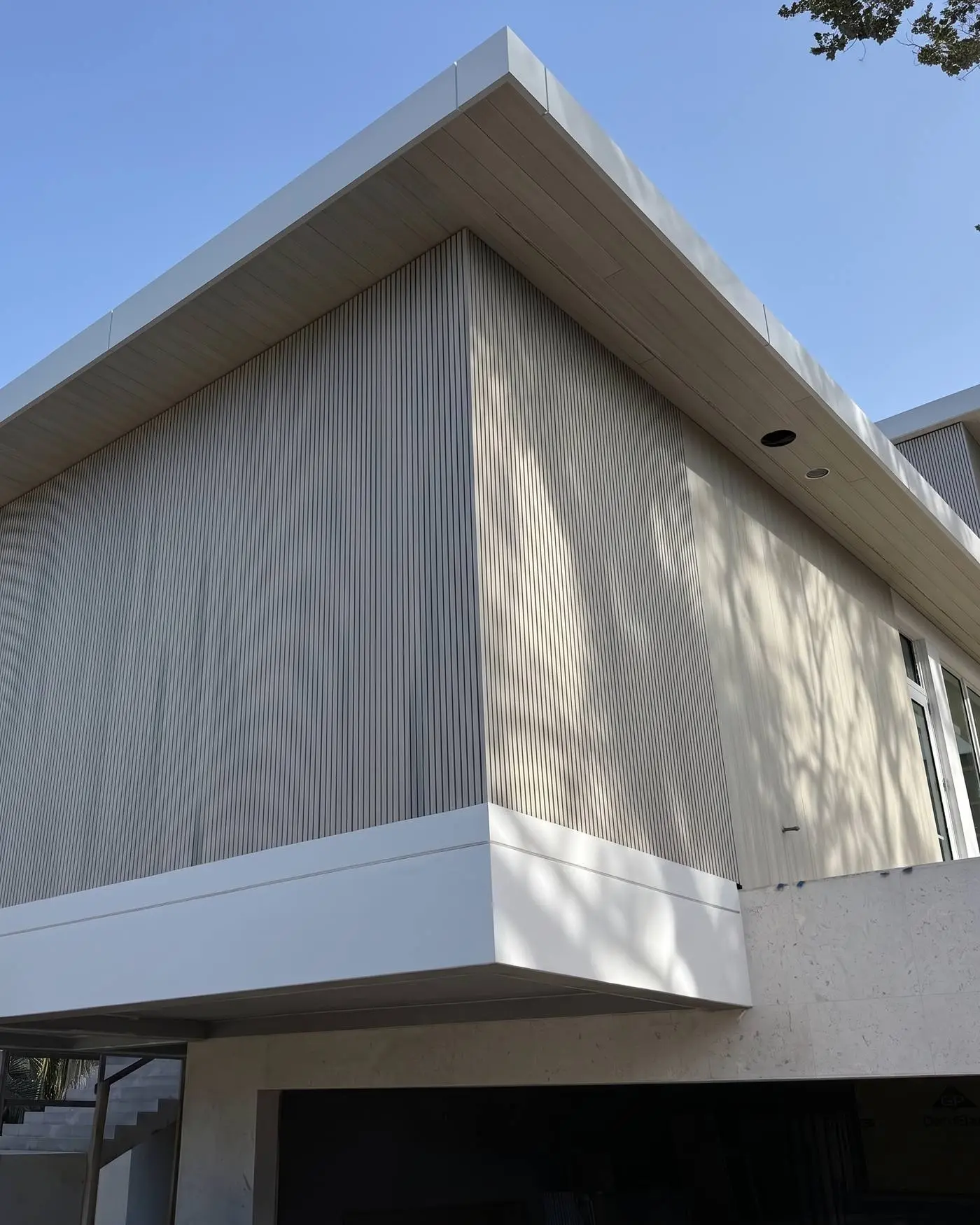 Casa moderna con fachada de marmorino acanalado, trabajo de nuestros maestros