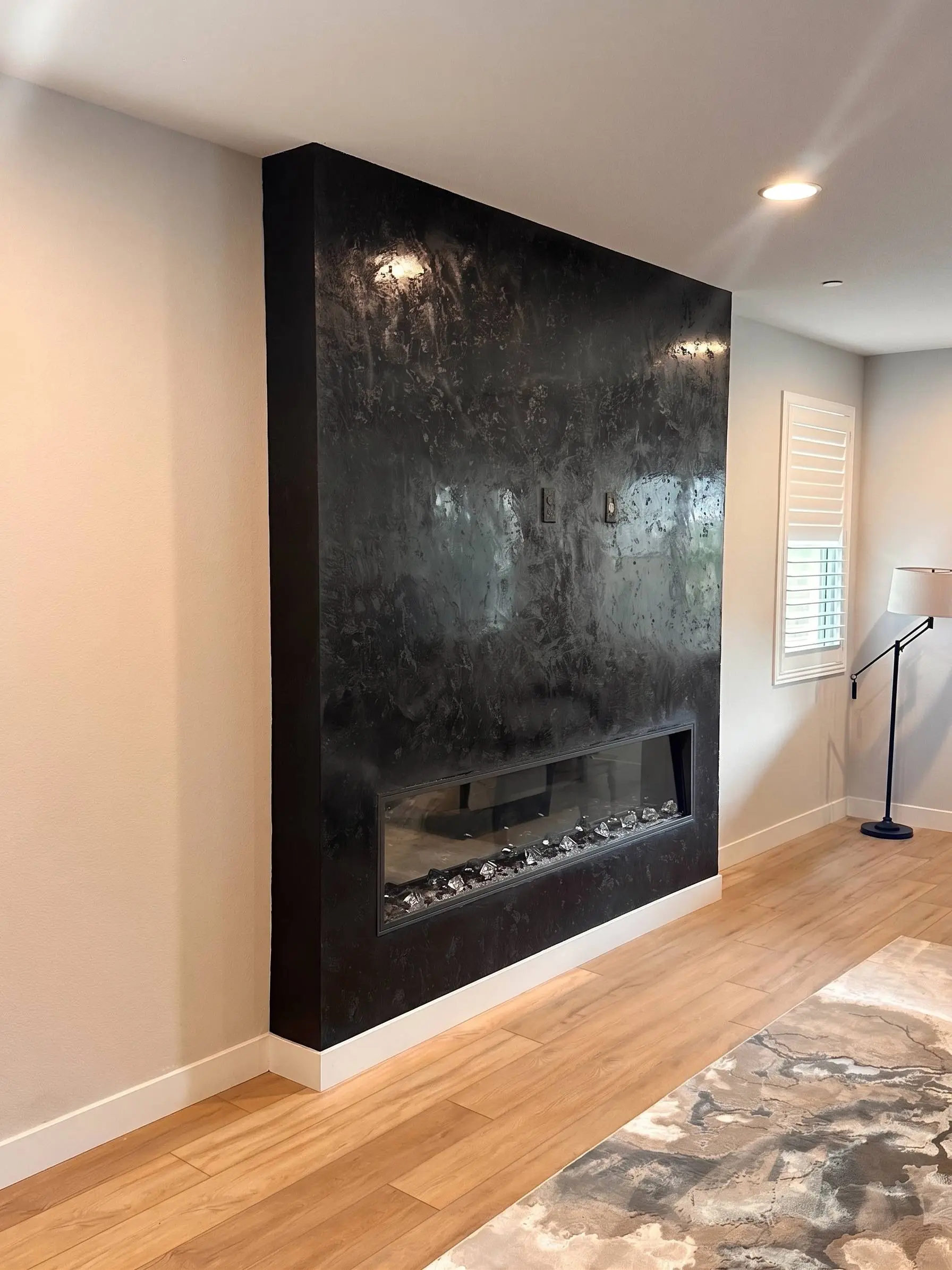 Pared de chimenea en estuco veneciano negro, trabajo de nuestros maestros